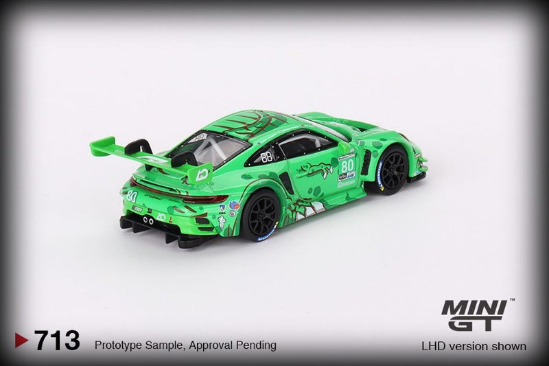 Laad de afbeelding in de Gallery-viewer, Porsche 913 (992) GT3 R #80 GTD AO RACING SEBRING Groen 12 HRS 2023 (LHD) MINI GT 1:64
