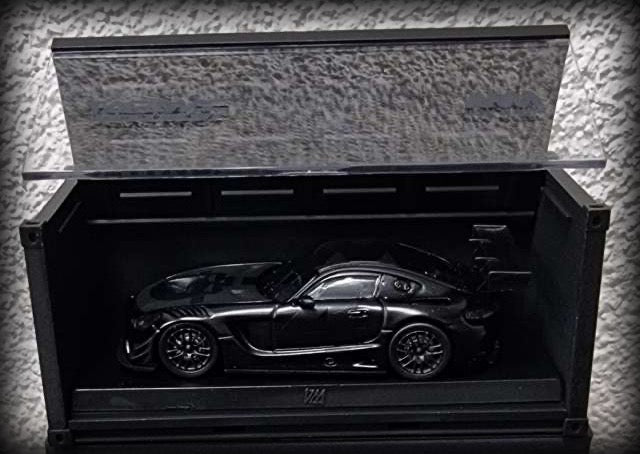 Laad de afbeelding in de Gallery-viewer, Mercedes AMG GT3 #4 with container &amp; figure TARMAC WORKS 1:64
