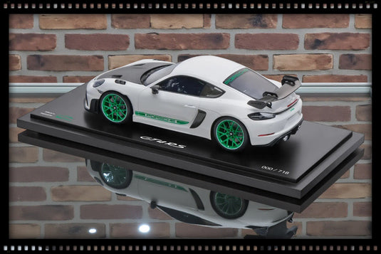 Porsche 718 Cayman GT4 RS Type 982 2021 (Wit/Groen) met Case - LIMITED EDITION 488/718 stuks - PORSCHE DEALERMODEL 1:18
