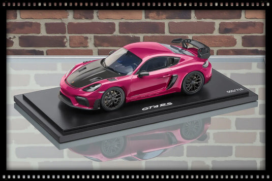 Porsche 718 CAYMAN GT4 RS (982) Paars met Case - LIMITED EDITION 661/718 stuks - PORSCHE DEALERMODEL 1:18