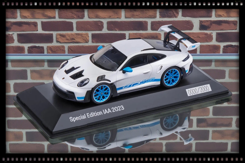 Laad de afbeelding in de Gallery-viewer, Porsche 911 GT3 RS (992) IAA SPECIAAL MODEL 2023 Wit/Blauw - LIMITED EDITION 1086/2000 stuks - PORSCHE DEALERMODEL 1:43
