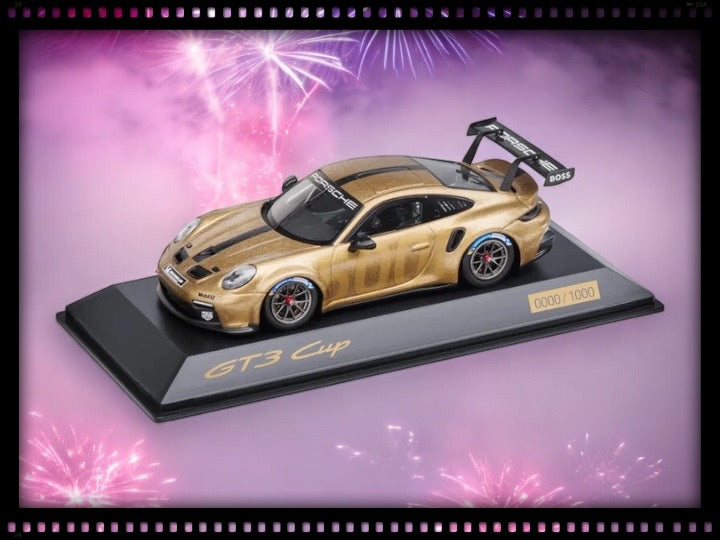 Laad de afbeelding in de Gallery-viewer, Porsche 911 GT3 CUP (992) 5000 Zwart/Goud - LIMITED EDITION 5000 stuks - PORSCHE DEALERMODEL 1:43
