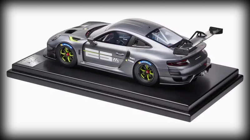 Chargez l&#39;image dans la visionneuse de la galerie, Porsche 911 GT2 RS CLUBSPORT 25  - LIMITED EDITION Nr.074/222 pièces - PORSCHE DEALERMODEL 1:12

