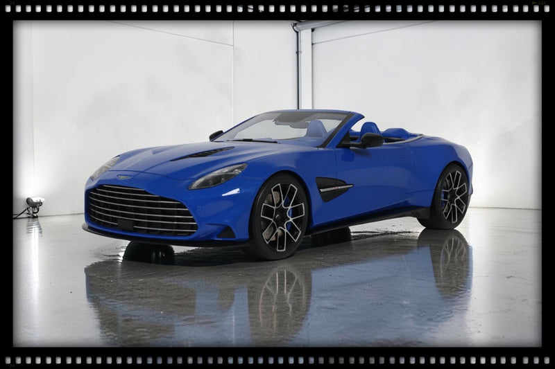Laad de afbeelding in de Gallery-viewer, ASTON MARTIN VANQUISH VOLANTE MORPHEUS BLAUW 2025 GT SPIRIT 1:18
