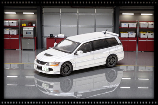 Mitsubishi LANCER EVOLUTION WAGON SILVER TARMAC WORKS 1:64