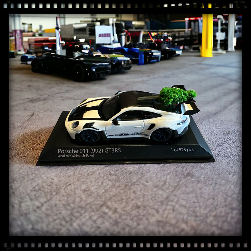 Chargez l&#39;image dans la visionneuse de la galerie, Porsche 911 (992) GT3RS 2023 + ARBRE DE NOËL Édition limitée 523 pièces MINICHAMPS 1:43
