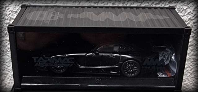 Load image into Gallery viewer, Mercedes AMG GT3 #4 with container &amp; figure TARMAC WORKS 1:64
