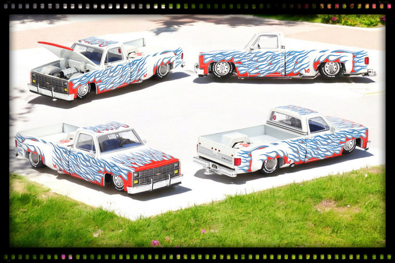 Load image into Gallery viewer, Chevrolet SILVERADO DUALLY ON FIRE V2 1980 MINI GT 1:64
