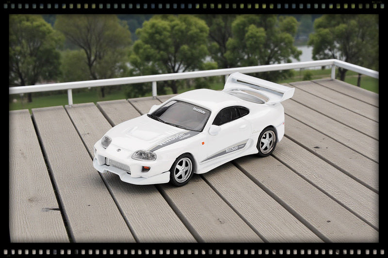 Laad de afbeelding in de Gallery-viewer, Toyota SUPRA MK4 (A80) VEILSIDE COMBAT V-I WIT PARELMETAAL 2014 (LHD) MINI GT 1:64
