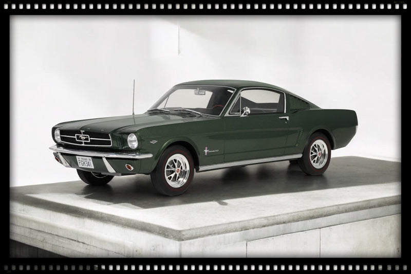 Chargez l&#39;image dans la visionneuse de la galerie, Ford MUSTANG FASTBACK IVY VERT POLY M1879 1965 OTTOmobile 1:12
