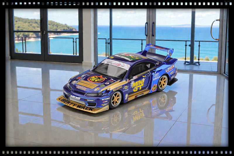 Laad de afbeelding in de Gallery-viewer, Nissan SILVIA S15 LB-SUPER SILHOUETTE #555 TEAM MINI GT LIBERTY WALK FORMULA DRIFT 2025 (RHD) MINI GT 1:64
