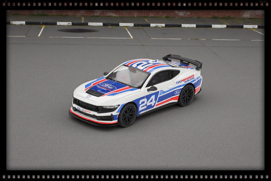 Ford MUSTANG DARK HORSE #24 ÉCOLE DE COURSE FORD PERFORMANCE 2025 (LHD) MINI GT 1:64