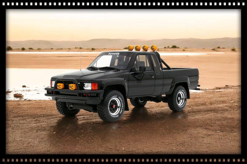 Load image into Gallery viewer, Toyota HILUX SR5 GLOSSY BLACK 1985 OTTOmobile 1:18
