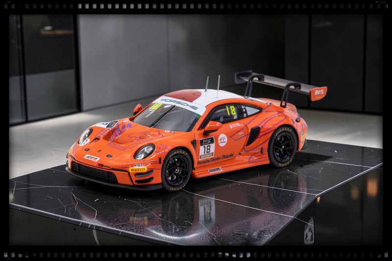 Laad de afbeelding in de Gallery-viewer, PORSCHE 911 (992) GT3 #18 HIROAKI NAGAI SUZUKA 1000KM 2025 TARMAC WORKS 1:64
