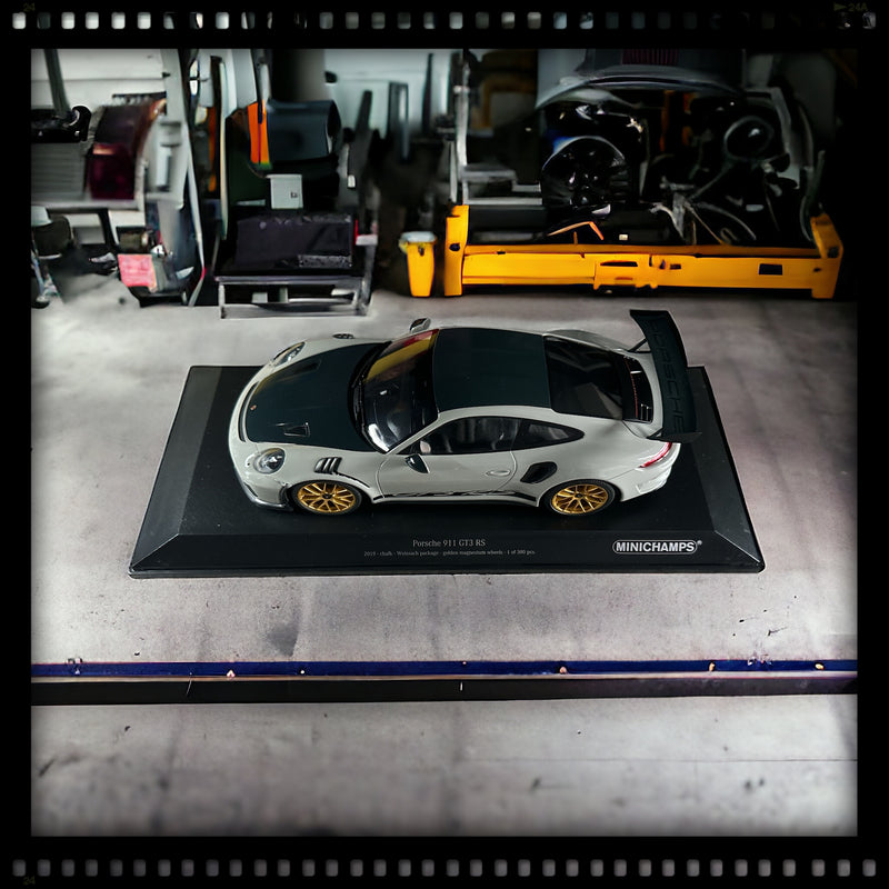 Chargez l&#39;image dans la visionneuse de la galerie, Porsche 911 GT3RS (991.2) – 2019 – CHALK AVEC ENSEMBLE WEISSACH AVEC JANTES EN MAGNÉSIUM DORÉ MINICHAMPS 1:18
