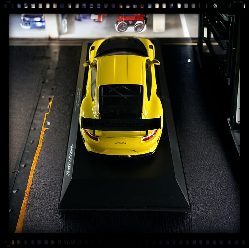 Laad de afbeelding in de Gallery-viewer, Porsche 911 GT3RS (991.2) – 2019 – GEEL MET ZWARTE VELGEN MINICHAMPS 1:18
