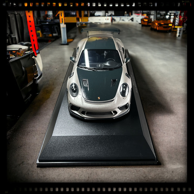 Chargez l&#39;image dans la visionneuse de la galerie, Porsche 911 GT3RS (991.2) – 2019 – ARGENTÉ AVEC ENSEMBLE WEISSACH ET INSCRIPTION AVEC JANTES NOIRES MINICHAMPS 1:18
