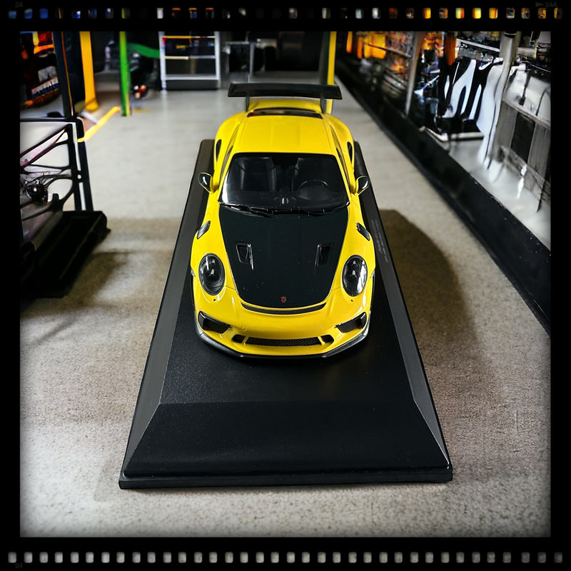 Chargez l&#39;image dans la visionneuse de la galerie, Porsche 911 GT3RS (991.2) – 2019 – JAUNE AVEC JANTES NOIRES MINICHAMPS 1:18
