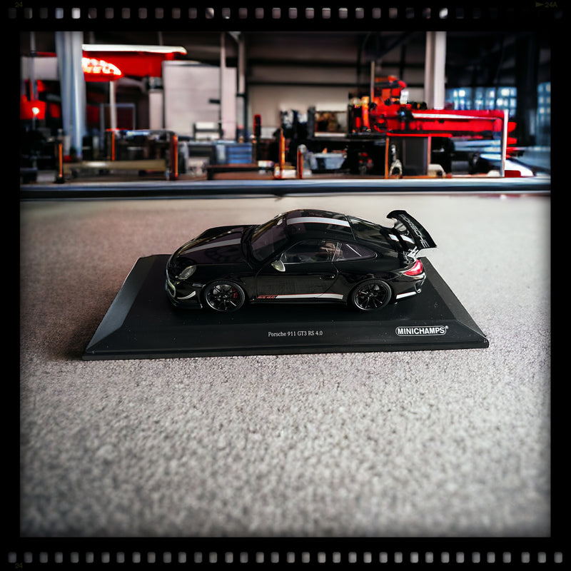 Load image into Gallery viewer, Porsche 911 GT3 RS 4.0 2011 MINICHAMPS 1:18
