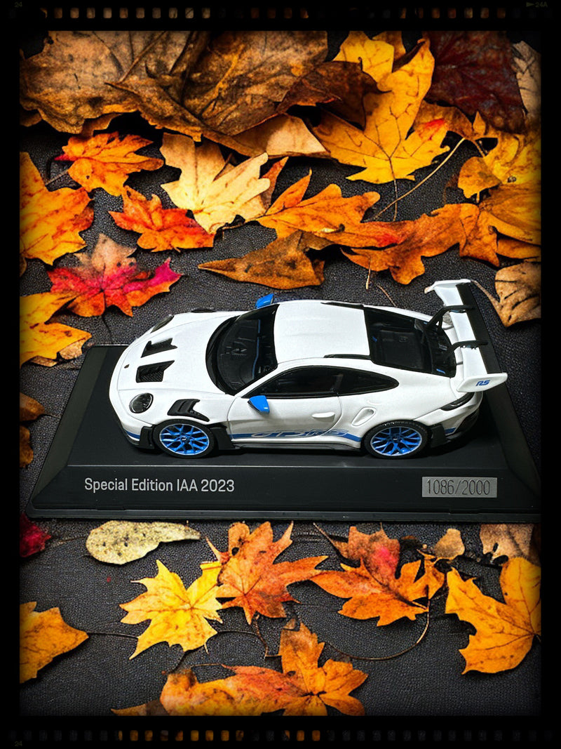 Chargez l&#39;image dans la visionneuse de la galerie, Porsche 911 GT3 RS (992) IAA SPECIAL MODEL 2023 - ÉDITION LIMITÉE 2000 pièces - PORSCHE DEALERMODEL 1:43
