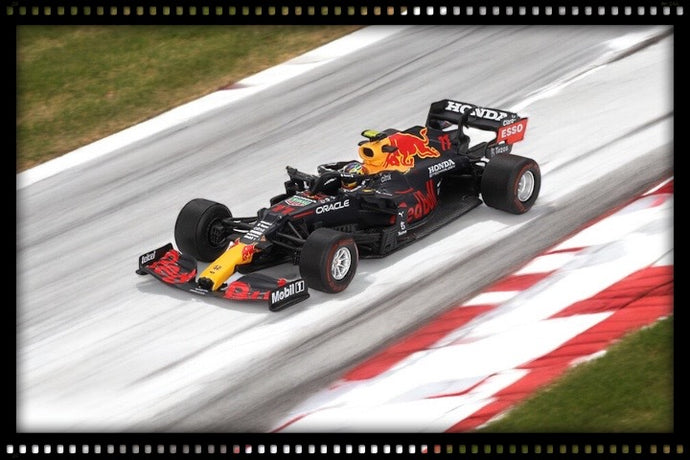 RedBull RACING RB16B #11 SERGIO PÉREZ GAGNANT DU GRAND PRIX D'AZERBAÏDJAN 2021 MINI GT 1:64