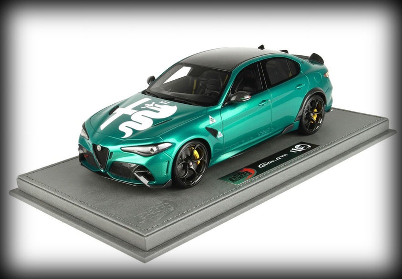 Chargez l&#39;image dans la visionneuse de la galerie, Alfa Romeo Giulia GTA Special Version avec display case (LIMITED EDITION 14 pièces) BBR Models 1:18
