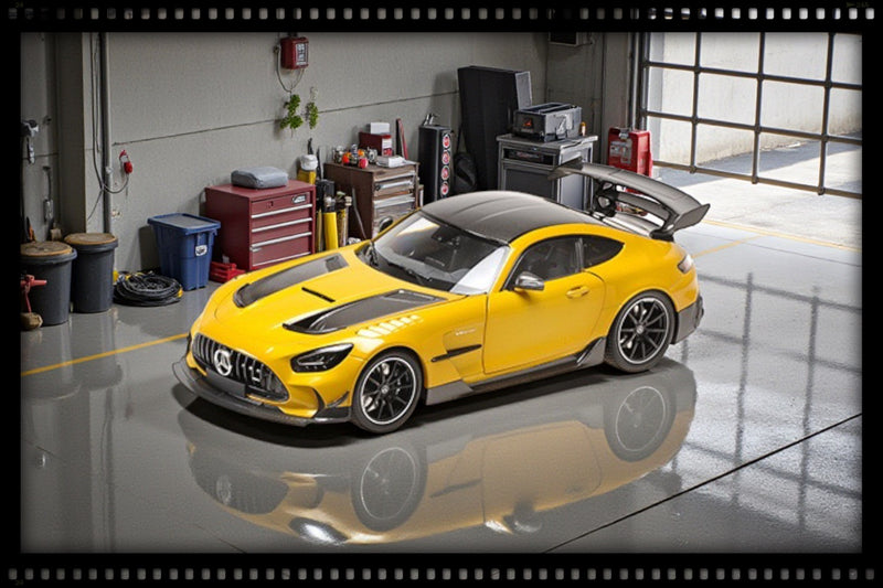 Laad de afbeelding in de Gallery-viewer, Mercedes-Benz AMG GT BLACK SERIES 2021 METAALGEEL (SOLARBEAM) MINICHAMPS 1:18
