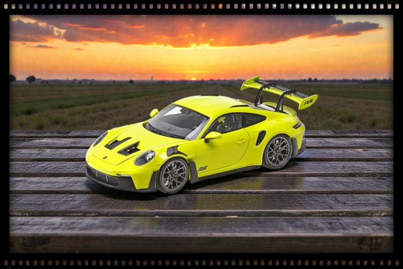 Laad de afbeelding in de Gallery-viewer, Porsche 911 (992) GT3RS 2023 GROEN / ZWARTE VELGEN MINICHAMPS 1:18
