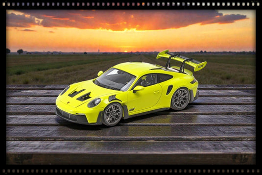 Porsche 911 (992) GT3RS 2023 ACID GREEN / BLACK WHEELS MINICHAMPS 1:18