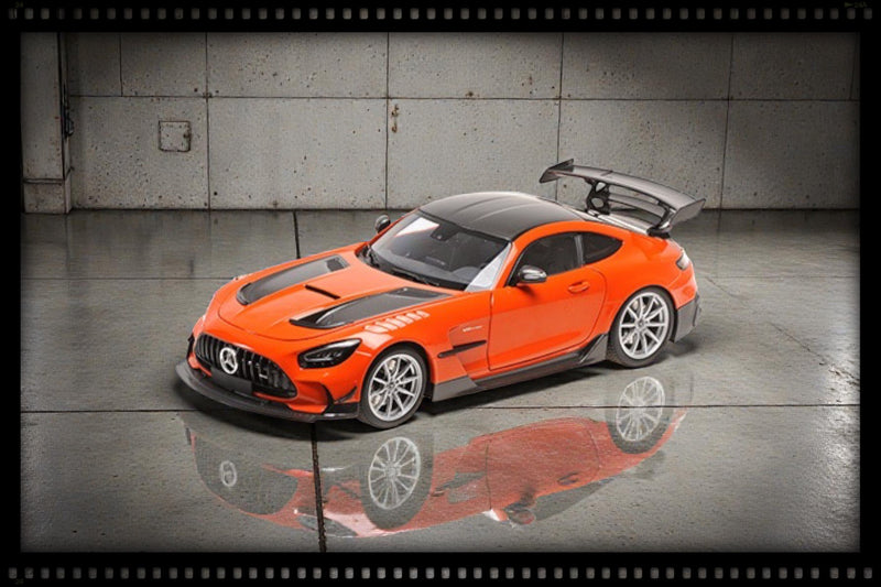 Laad de afbeelding in de Gallery-viewer, Mercedes AMG GT BLACK SERIES 2021 ORANJE / ZILVEREN VELGEN MINICHAMPS 1:18
