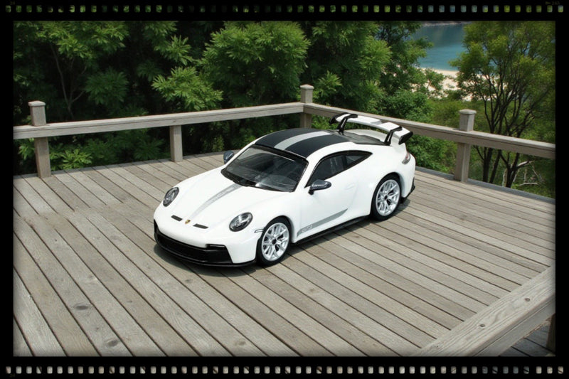 Laad de afbeelding in de Gallery-viewer, Porsche 911 (992) GT3 2021 Wit MINICHAMPS 1:64
