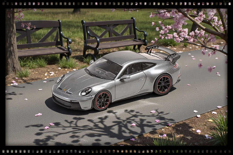 Laad de afbeelding in de Gallery-viewer, Porsche 911 (992) GT3 2020 GRIJS ‼️BEPERKTE EDITIE 336 stuks‼️ MINICHAMPS 1:43
