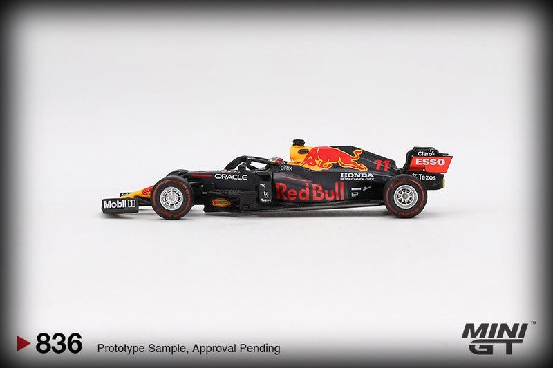 Chargez l&#39;image dans la visionneuse de la galerie, RedBull RACING RB16B #11 SERGIO PÉREZ GAGNANT DU GRAND PRIX D&#39;AZERBAÏDJAN 2021 MINI GT 1:64
