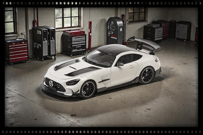 Chargez l'image dans la visionneuse de la galerie, Mercedes AMG GT BLACK SERIES 2021 BLANC / JANTES NOIRES MINICHAMPS 1:18
