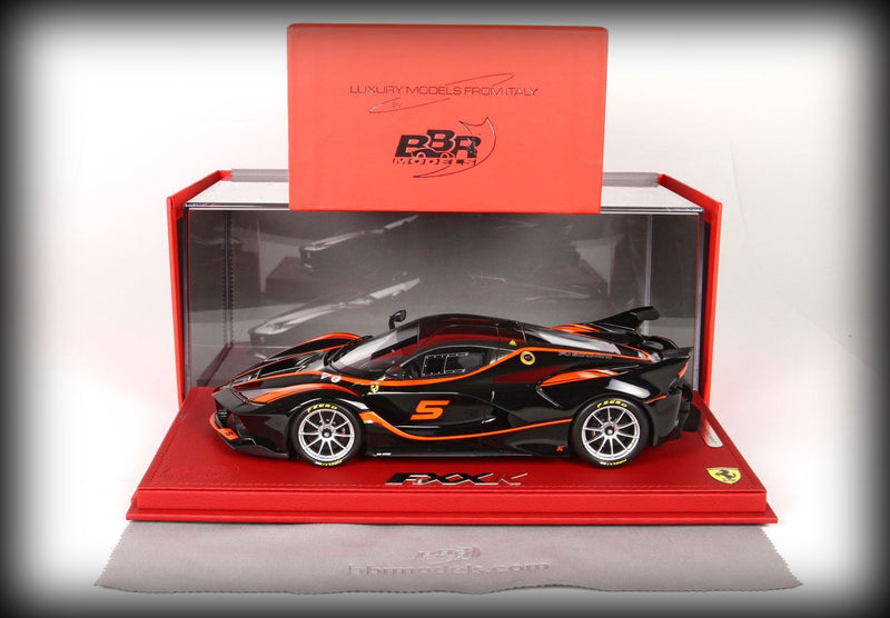 Laad de afbeelding in de Gallery-viewer, Ferrari FXXK 2016 - Car No. 5 met display case (LIMITED EDITION 59 stuks) BBR Models 1:18
