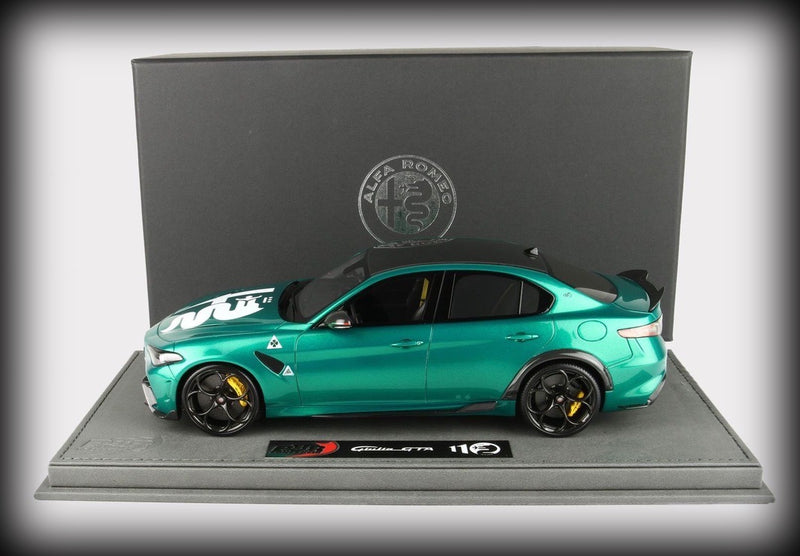 Chargez l&#39;image dans la visionneuse de la galerie, Alfa Romeo Giulia GTA Special Version avec display case (LIMITED EDITION 14 pièces) BBR Models 1:18
