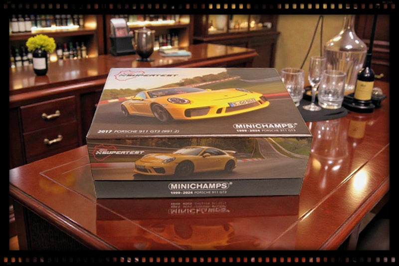 Chargez l'image dans la visionneuse de la galerie, Porsche 911 GT3 2017 JAUNE BOÎTE SPÉCIALE ‼️ÉDITION LIMITÉE 525 pièces‼️ MINICHAMPS 1:43
