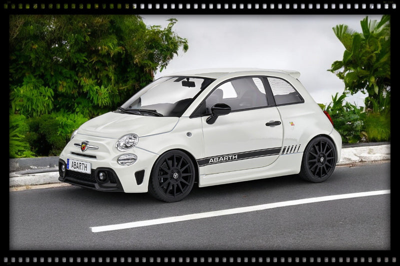 Chargez l&#39;image dans la visionneuse de la galerie, Fiat F595 ABARTH BLANC GLACÉ 2022 SOLIDE 1:18

