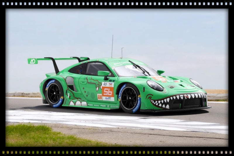 Laad de afbeelding in de Gallery-viewer, Porsche 911 RSR - 19 No.56 PROJECT 1 - AO Le Mans 24H 2023 PJ Hyett - G. Jeannette - M. Cairoli met case &amp; base SPARK 1:18
