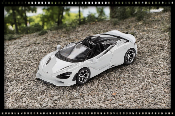 McLaren 750S SPIDER CIRRUS GRIJS 2024 (LHD) MINI GT 1:64