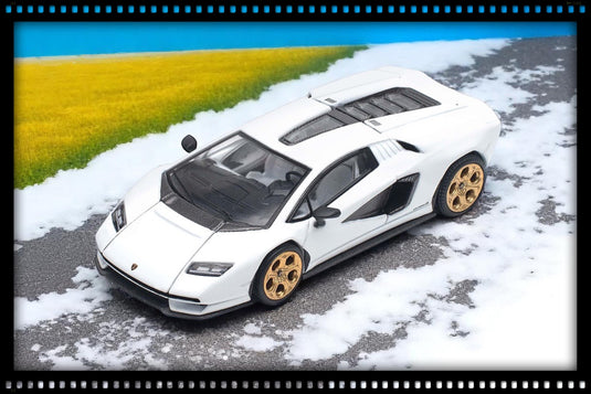 Lamborghini Countach LPI 800-4 White POP RACE 1:64