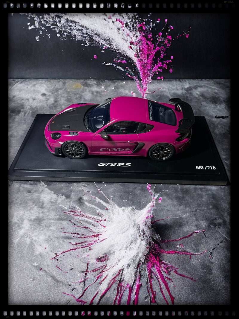 Chargez l&#39;image dans la visionneuse de la galerie, Porsche 718 CAYMAN GT4 RS (982) Violet avec Case - ÉDITION LIMITÉE 718 pièces - PORSCHE DEALERMODEL 1:18
