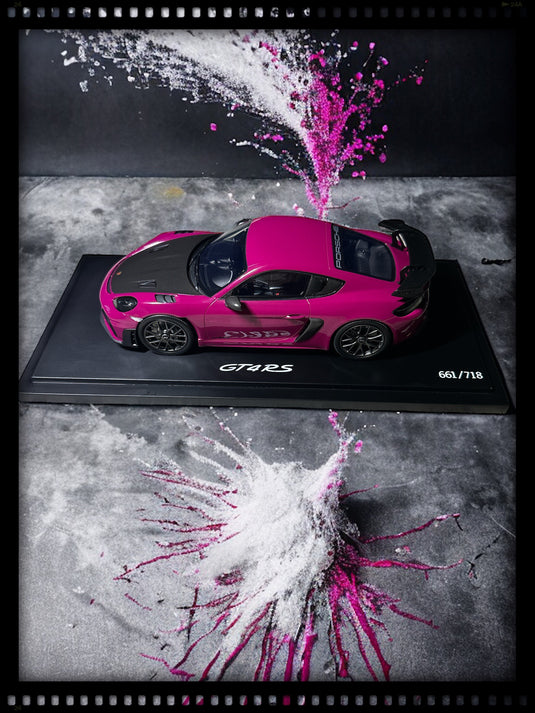 Porsche 718 CAYMAN GT4 RS (982) Violet avec Case - ÉDITION LIMITÉE 718 pièces - PORSCHE DEALERMODEL 1:18