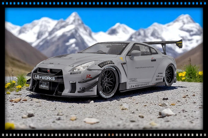 ‼️ BEPERKTE EDITIE ‼️ Nissan GT-R (R35) MET LIBERTY WALK BODY KIT TYPE 2.0 GRIJS 2024 + FIGUUR SOLIDO 1:18