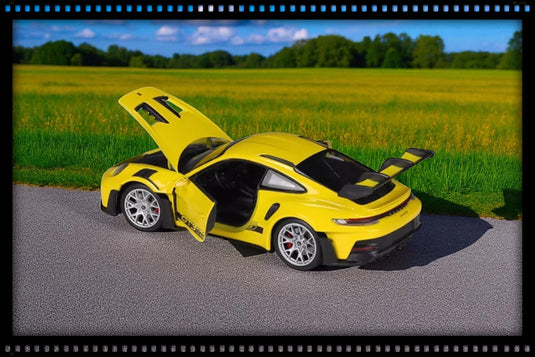 Porsche 911 GT3 RS 992 Geel WELLY 1:24