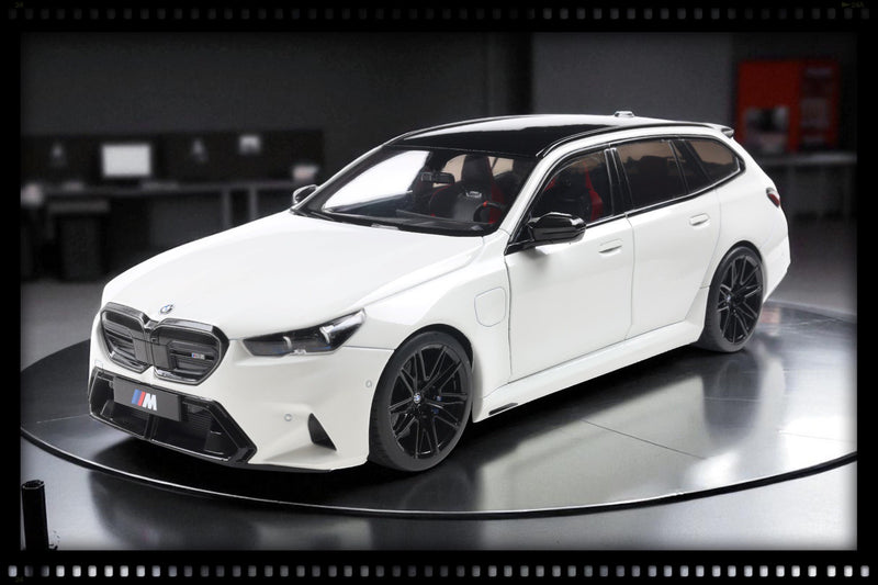 Chargez l&#39;image dans la visionneuse de la galerie, Bmw M5 TOURING BLANC ALPINE 2025 SOLIDO 1:18
