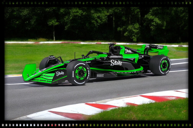 Chargez l&#39;image dans la visionneuse de la galerie, Kick SAUBER C44 SHOWCAR VERSION NOIR / VERT 2024 SOLIDO 1:18

