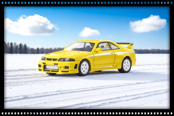Nissan Skyline GT-R NISMO 400R R33 Jaune AVEC SYSTÈME LED 2003 + SYSTÈME DE BASE LED NOIR KYOSHO 1:64