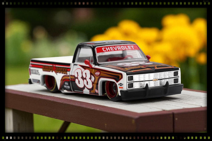 Chevrolet SILVERADO KAIDO INTIMIDATOR V1 1980 MINI GT 1:64