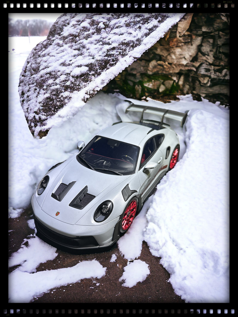 Laad de afbeelding in de Gallery-viewer, Porsche 911 GT3 RS (992) - LIMITED EDITION 911 stuks - PORSCHE DEALERMODEL 1:18
